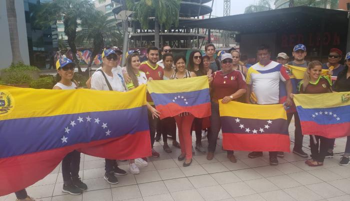 Los extranjeros, quienes llevaban los colores de su bandera en camisetas y gorras, se mantuvieron informados sobre la situación en Venezuela, a través de sus celulares.
