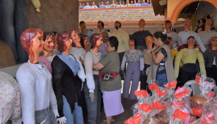 Son más de 1300 monigotes que se venden a $ 10