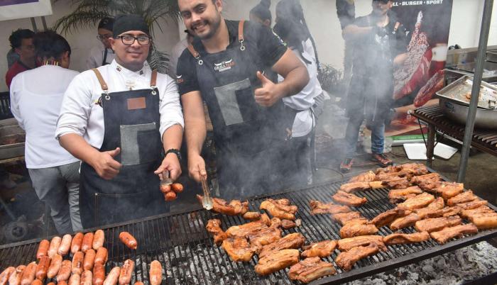 Varios cocineros de ocho restaurantes demostraron sus habilidades en la parrilla.