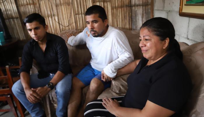 La esposa de la víctima, María Mercedes Figueroa, junto a sus hijos Érick y Kevin piden a las autoridades ayuda para repatriar el cuerpo.