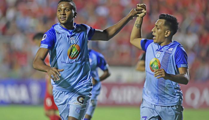 Michael Estrada (i) junto a su compañero Ronald Champang (d) de Macará.
