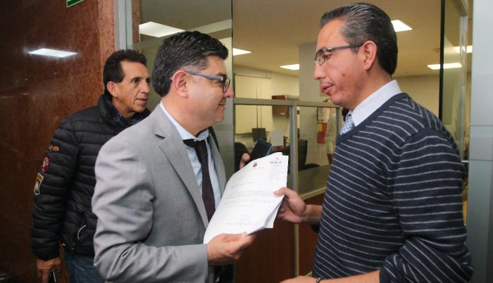 Jhon de Mora Moncayo y Jhon Ramos recibieron el proyecto de Ley Económica entregado por el presidente Lenín Moreno a la Asamblea.