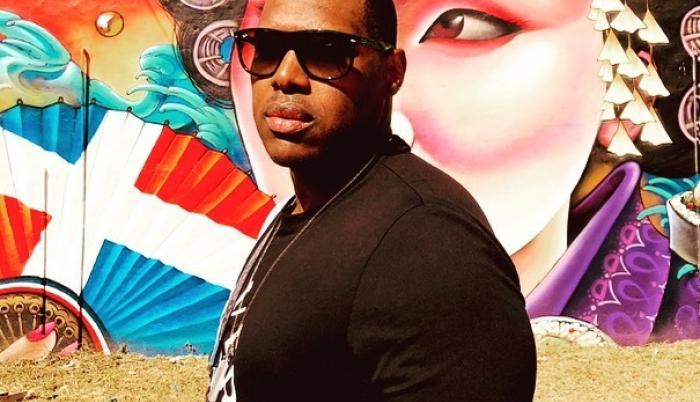 Magic Juan con su equipo y empresario artístico se lanzan dardos
