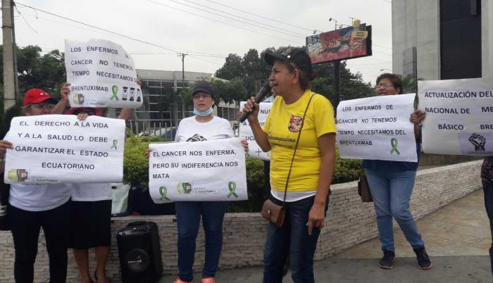 Familiares y pacientes con cáncer se concentraron en los bajos del edificio Joaquín Gallegos Lara para exigir medicinas.