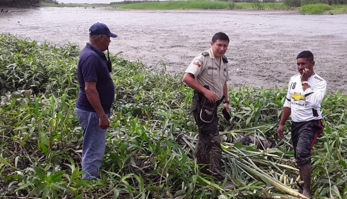 Pescadores hallaron este lunes el cuerpo de la mujer, de 25 años, en medio de una maleza.