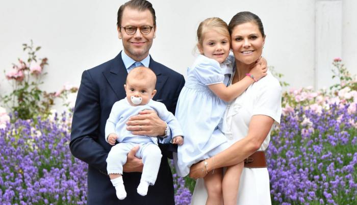 Daniel y Victoria de Suecia en una foto del recuerdo con sus hijos Daniel y Estela.