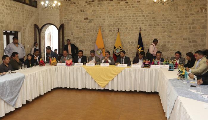 Los miembros del Comité ejecutivo sesionan.