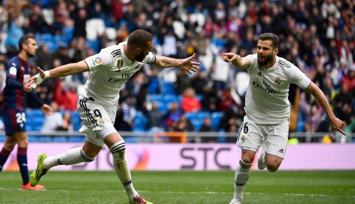 Benzema celebra uno de sus tantos junto al defensor Nacho.
