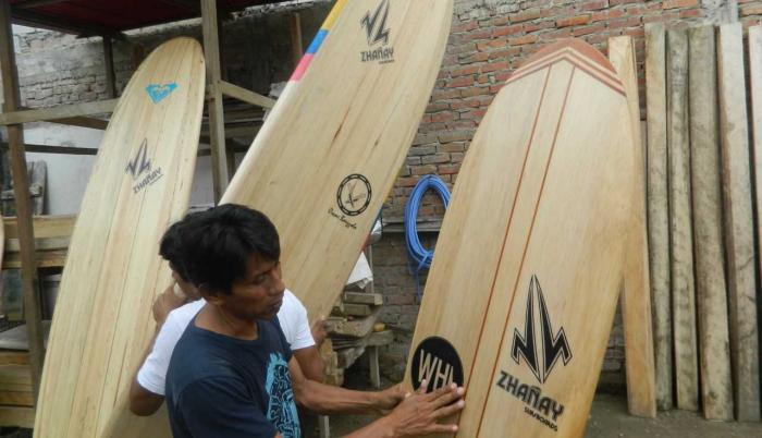 En el taller de los hermanos Zhañay se fabrican las tablas para practicar el surf en el cantón Playas.