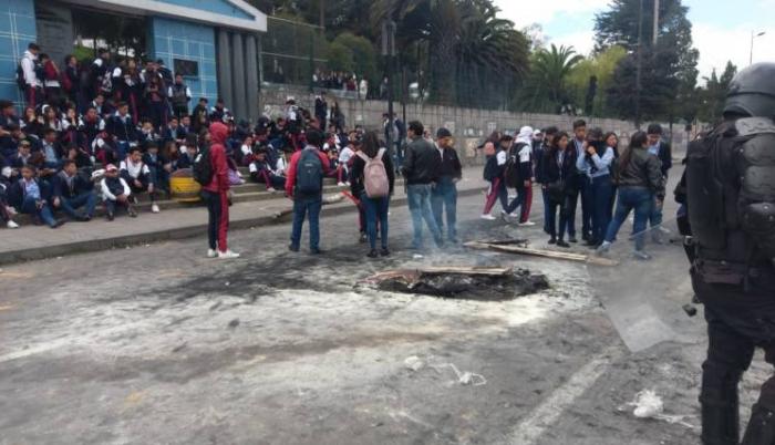 Los estudiantes cerraron los dos sentidos de la vía Napo y el carril exclusivo del servicio de Ecovía.