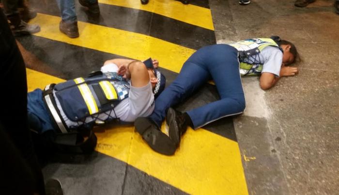 Los dos agentes heridos fueron trasladados al Hospital del Seguro.