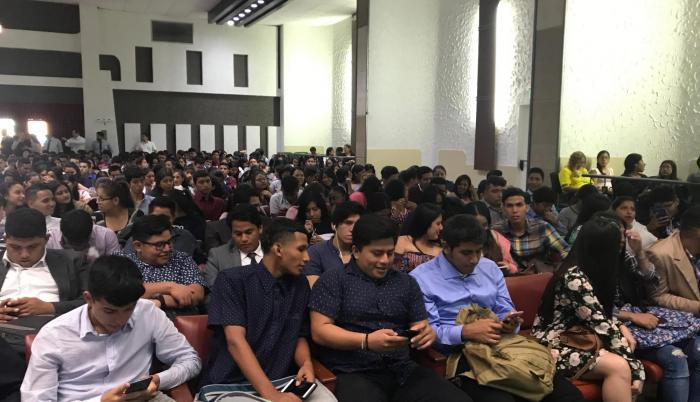 Después del evento, los estudiantes conocieron el campus universitario.
