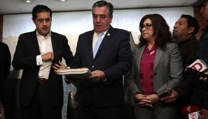 Documento. El ministro Richard Martínez entregó, el viernes después de las 23:00, el proyecto de ley al vicepresidente legislativo, Patricio Donoso.