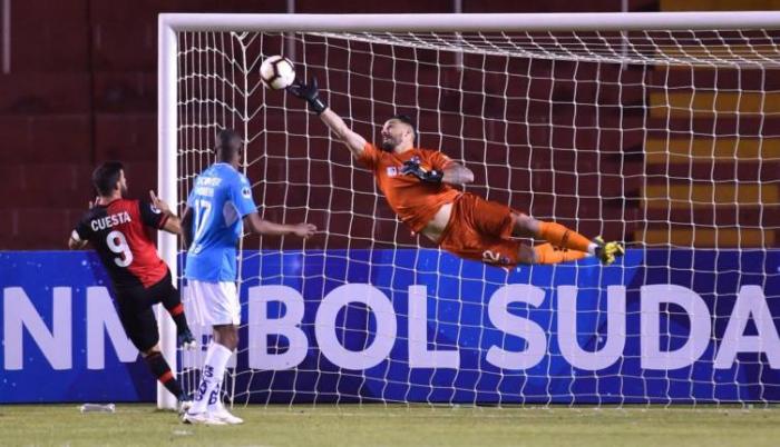 El arquero de Universidad Católica, Hernán Galíndez, rechaza un balón en una espectacular atajada, en el partido de la Copa Sudamericana ante Melgar.