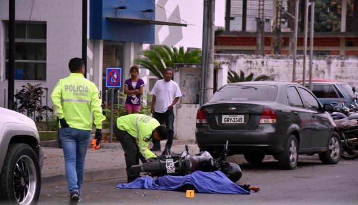 En el sitio quedaron los casquillos nueve milímetros usados en el crimen.