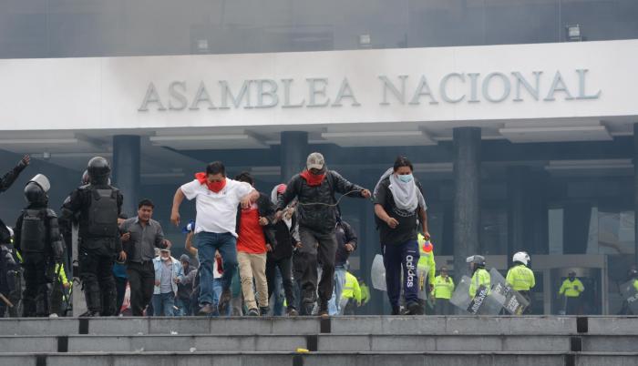Emergencia. César Litardo, presidente de la Asamblea Nacional, declaró en emergencia a la entidad tras la toma del pleno por varios manifestantes.