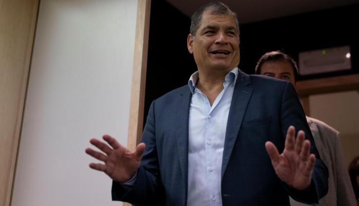 Rafael Correa llega a la rueda de prensa del parlamento europeo en Bruselas.