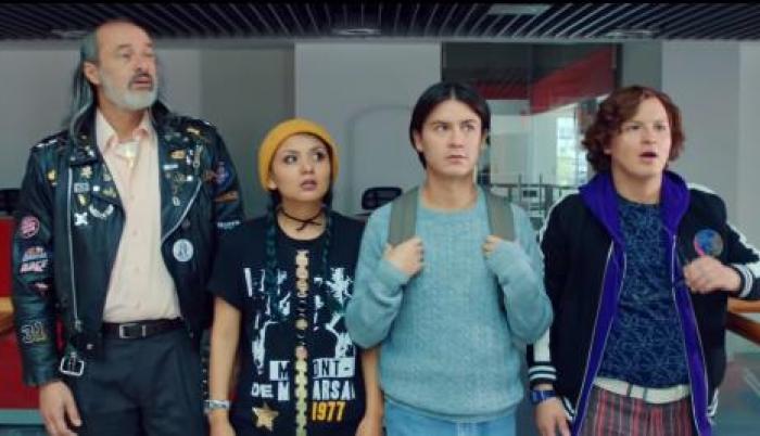El elenco lo conforman actores y actrices de Enchufe TV como Nataly Valencia, Erika Russo y Orlando Herrera.