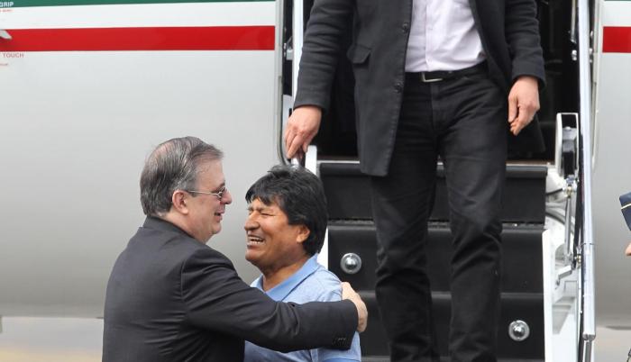 El canciller mexicano, Marcelo Ebrard, recibe al expresidente de Bolivia, Evo Morales, a su llegada este martes al Aeropuerto Internacional de la Ciudad de México.