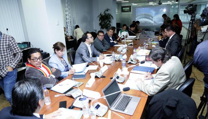 Sesión. La comisión multipartidista recibió en pleno a representantes de los gremios de los trabajadores, de estudiantes universitarios y secundarios.