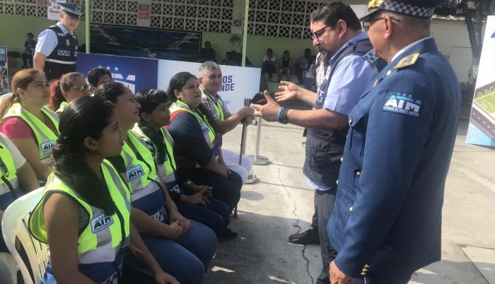Representantes de los estudiantes del colegio Raúl Clemente Huerta Rendón participan en la iniciativa.