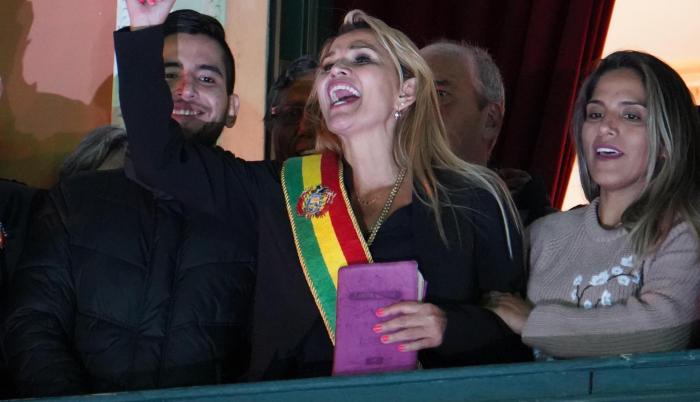 La senadora opositora Jeanine Áñez asume la presidencia interina de Bolivia.