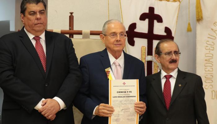 Autoridades de la Universidad Católica de Guayaquil, en su aniversario 57.