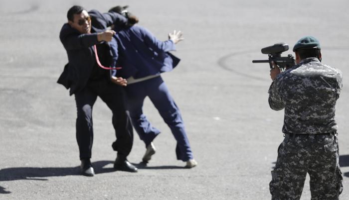 Referencial. Simulación de un guardaespaldas defendiendo a su custodio.