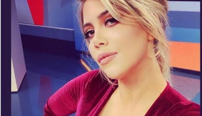 Wanda Nara publicó un selfie sin fijarse que su compañera estaba desnuda.