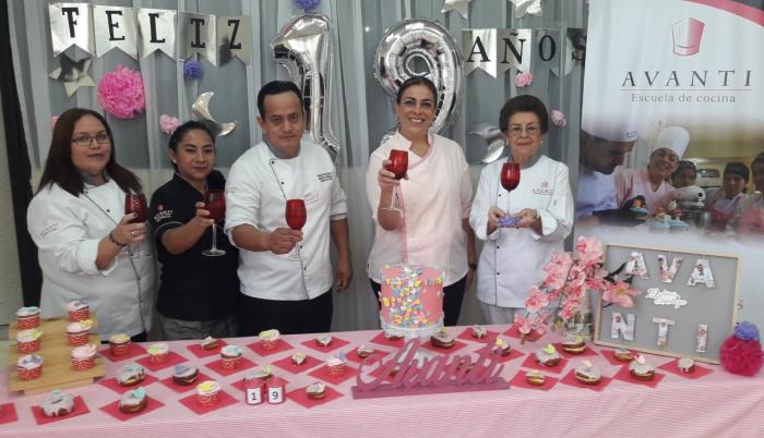 Directivos y maestros de la escuela de gastronomía Avanti celebran aniversario de institución.