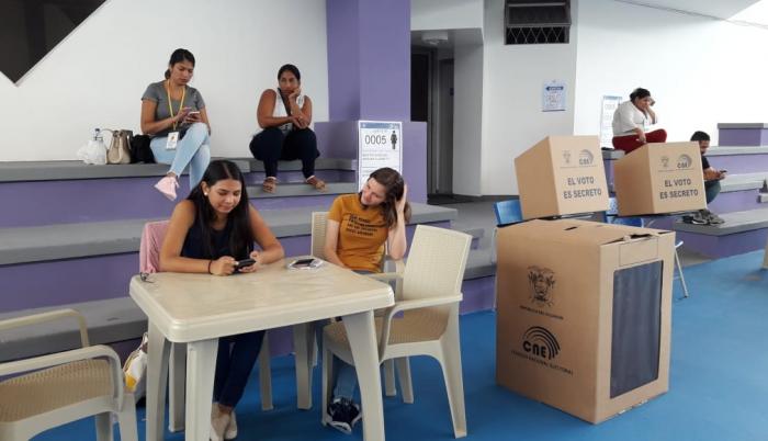 El proceso electoral en los distintos recintos del cantón empezó pasadas las 09:00 de este domingo.