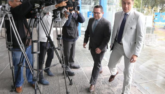 Edison Cadena y Édgar Molina, abogados de Pamela Martínez, llegaron a la Fiscalía.