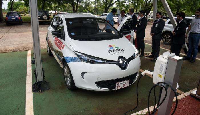 Un automóvil eléctrico cargándose en el Centro de Innovación de Movilidad Eléctrica Sostenible de la represa hidroeléctrica binacional de Itaipú, Paraguay
