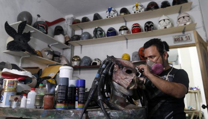 Trabajo. La elaboración de los trajes puede tomar desde dos semanas hasta seis meses.