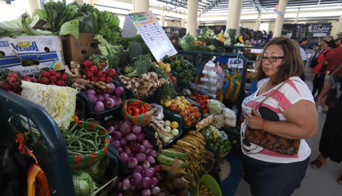 Abastos. Los puestos de los vegetales ya se mantienen surtidos, con productos frescos en los mercados.