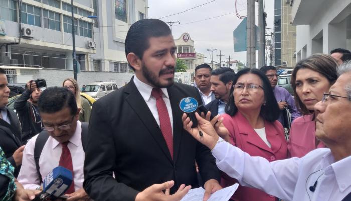 Este jueves, un grupo de abogados realizó un plantón. Fabricio Freire, a nombre de un grupo de colegas, denunció el desacato que ha cometido Salazar a una sentencia judicial.