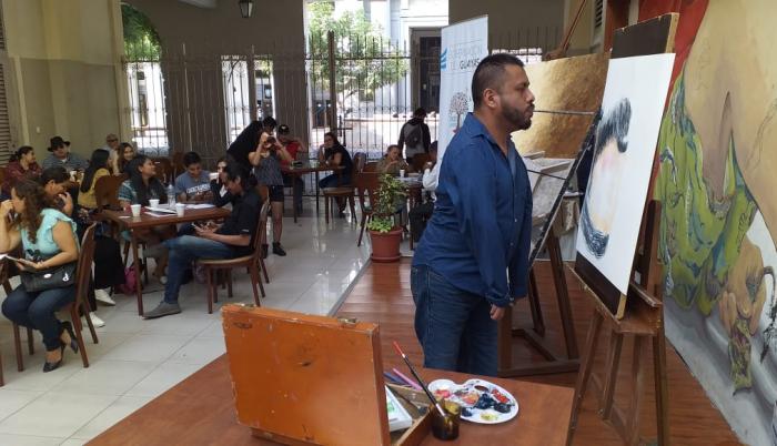 Durante la exposición, el artista hizo una muestra de su talento con una pintura en vivo.