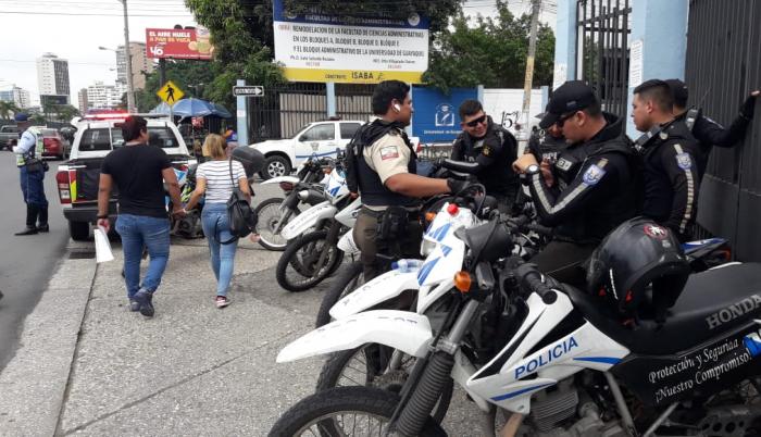 Miembros de la Policía Nacional solicitaron el desalojo de la avenida para evitar congestionamientos.
