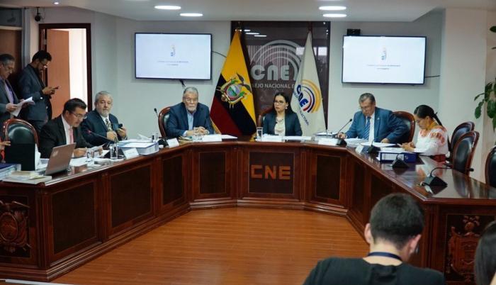 CNE reunido para realizar votaciones.