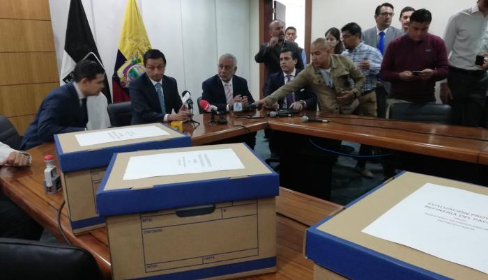 El ministro de Energía y Recursos, Carlos Pérez, entregó este viernes 4 de enero en la Contraloría General del Estado documentación referente a 5 proyectos petroleros, evaluados con el apoyo de la ONU.