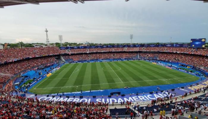 El estadio La Nueva Olla de Asunción, Paraguay, luce completamente abarrotado, a menos de dos horas para el inicio del duelo entre Independiente del Valle de Ecuador y Colón de Santa Fe de Argentina.