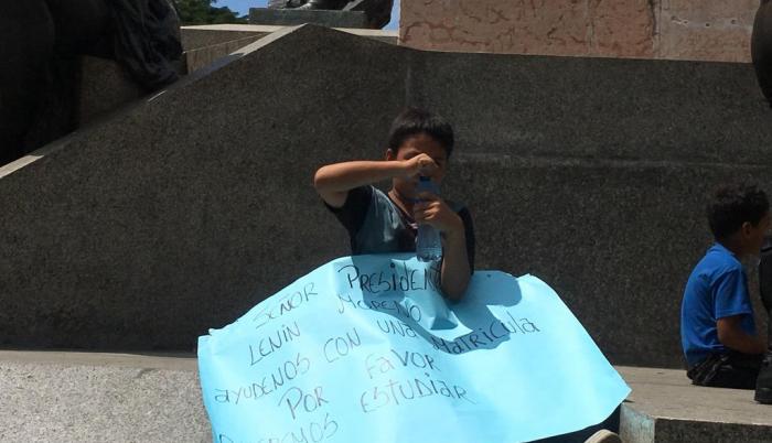 Juan Alberto, de 10 años, y Julian Sebastián, de 7, acompañaron a su padre en la protesta, este jueves 6 de junio. (Vicente Tagle / Expreso)