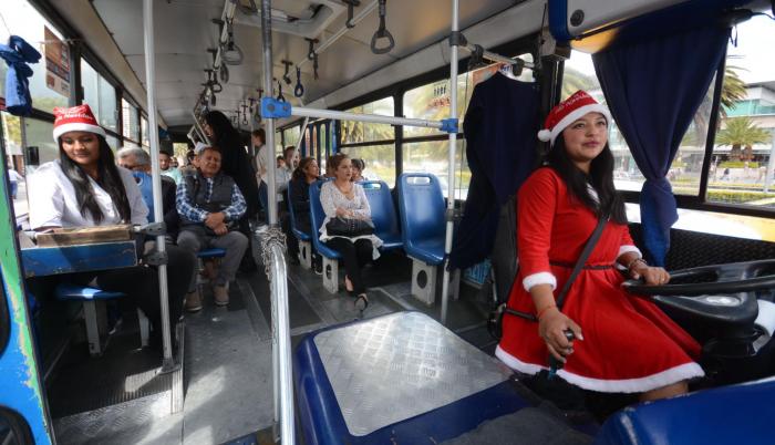 Bus Navideño es la iniciativa adoptada por el servicio público, en esta ocasión los usuarios no cancelaban el pasaje y recibían una golosina por parte de los cobradores de la unidad.