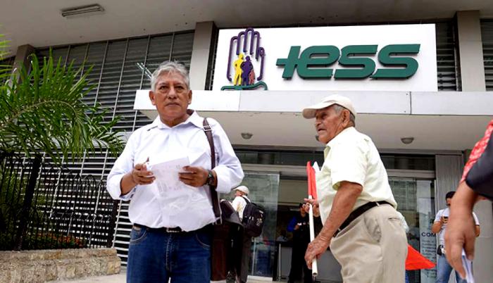Imagen de archivo de afiliados y jubilados frente al edificio del Instituto Ecuatoriano de Seguridad Social (IESS).