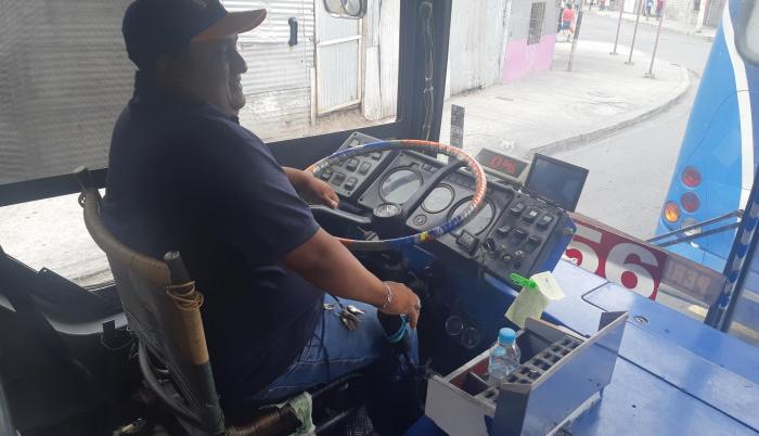 Carlos Tubar trabaja hace varios años en la línea de buses número 103.