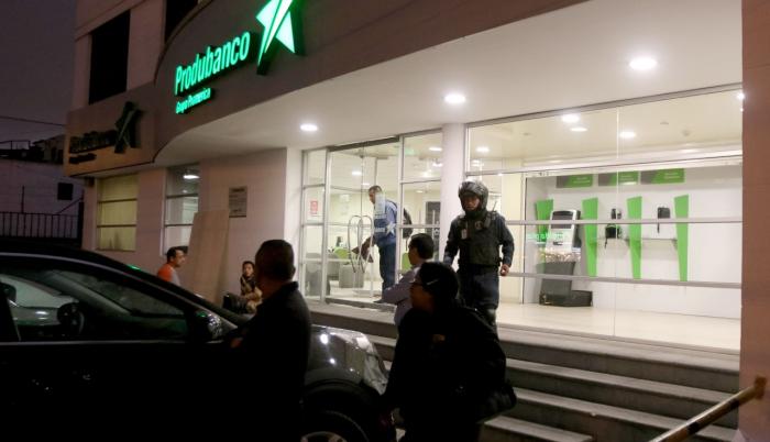 Al sitio primero ingresaron dos individuos que sometieron al guardia de seguridad y amedrentaron a todas las personas que estaban en el sitio.
