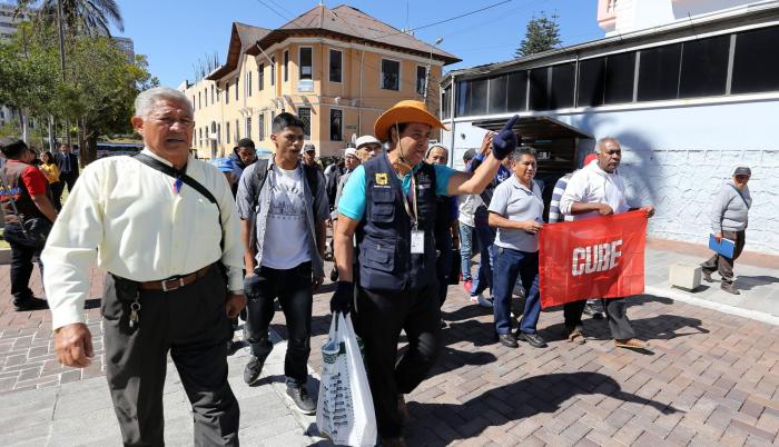 Respaldo. Varias organizaciones sociales llegaron ayer a los exteriores de la Asamblea Nacional para apoyar a los maestros en huelga de hambre.