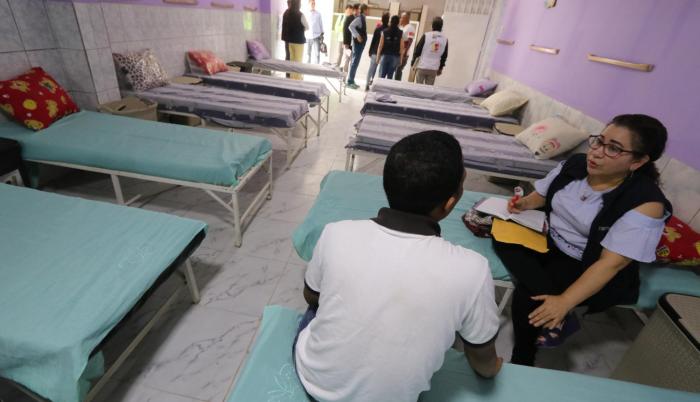 Evaluación. Además de la revisión a las instalaciones, un grupo de psicólogos conversaba con los pacientes para saber si estaban bien de salud.