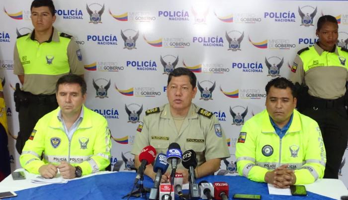 El general Ramiro Ortega indicó mediante rueda de prensa que la aprehensión de Bacilio M. se dio en la vía Quito-Santo Domingo.