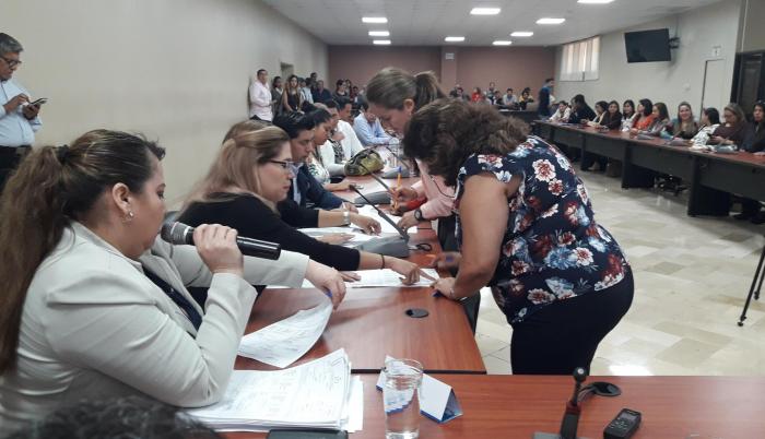 Los maestros firmaron la acción de personal que los acredita como docentes de la Universidad de Guayaquil (Martha Torres).